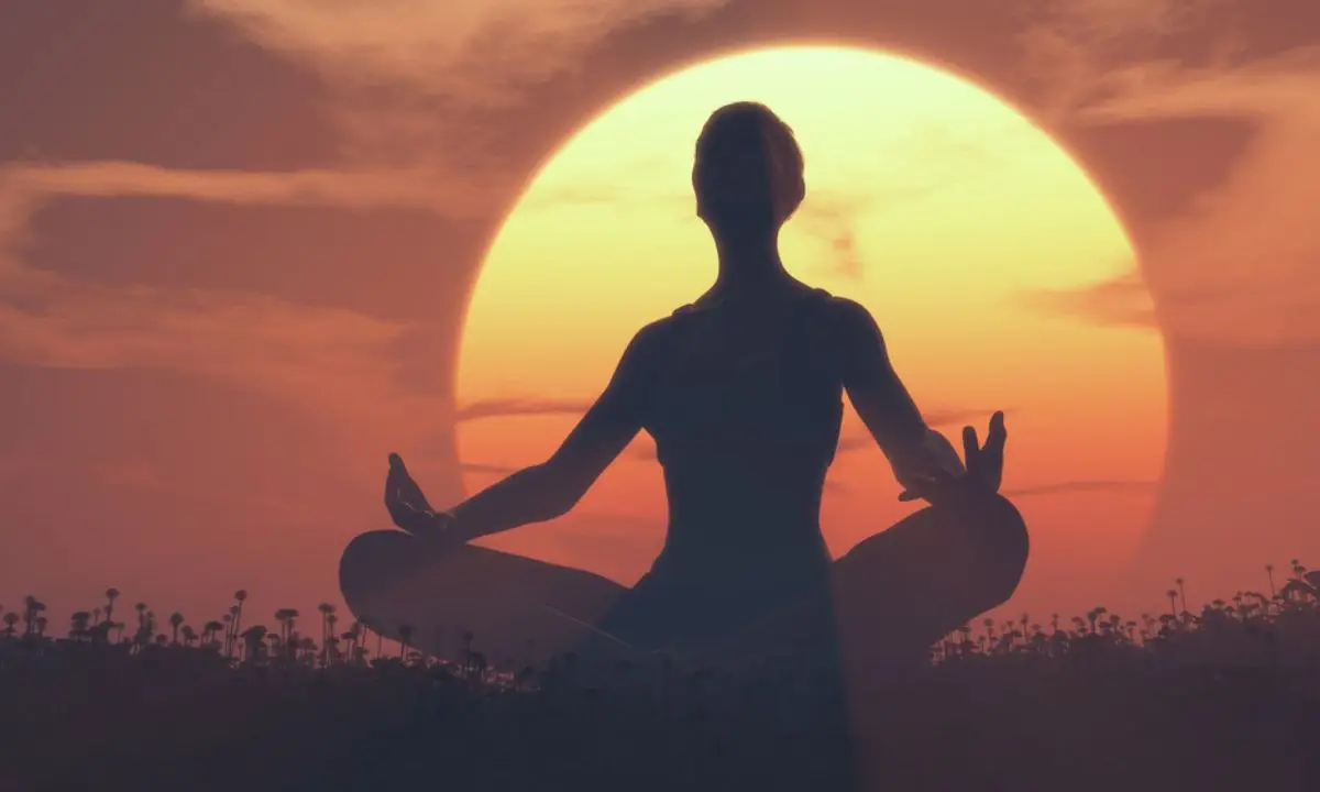 Donna medita al tramonto