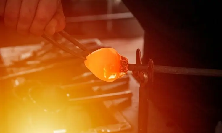 vetraio lavora il vetro