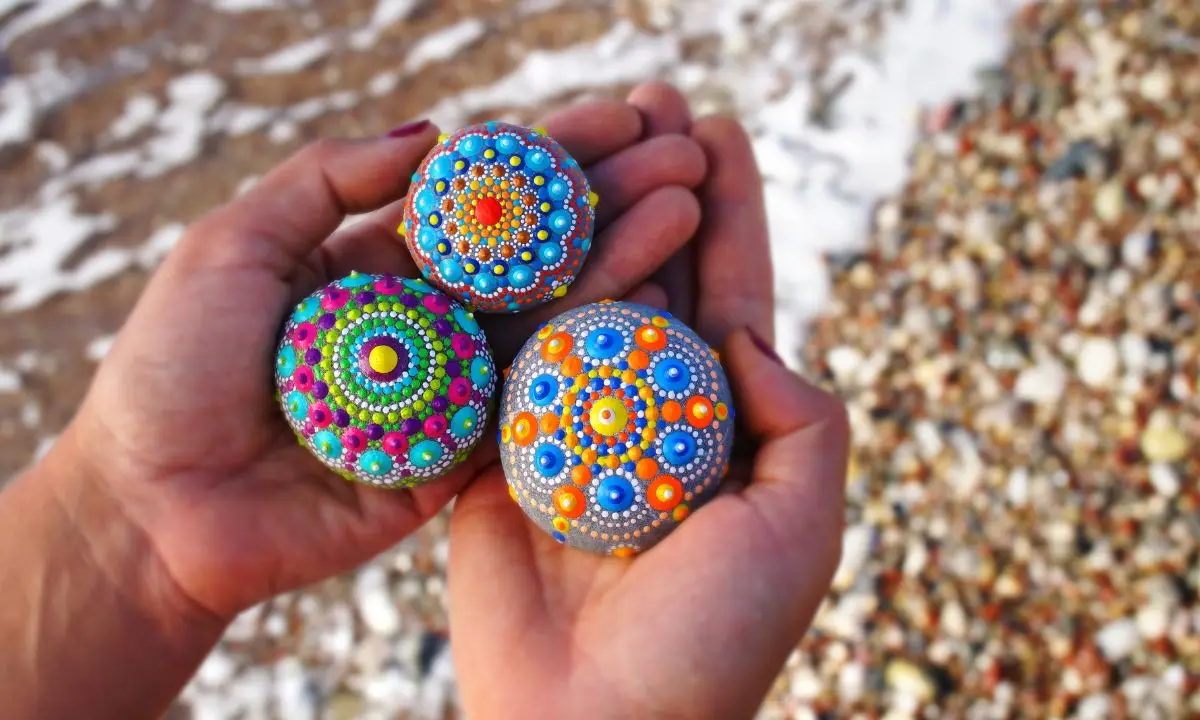 sassi mandala colorati