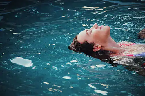 donna felice in acqua