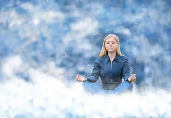 donna medita al freddo in mezzo alla neve