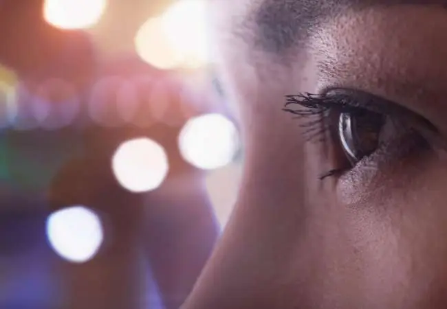 primo piano su un occhio femminile di profilo