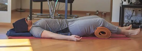 savasana con supporto