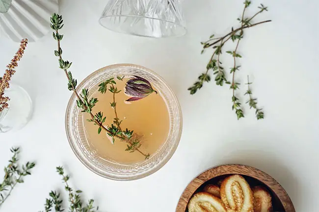 tè e biscotti a colazione 