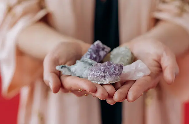 donna tiene cristalli tra le mani