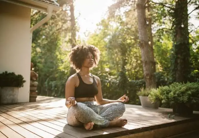 donna fa yoga in estate