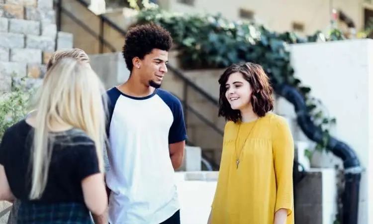 tra ragazzi parlano tra loro