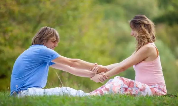 coppia esegue meditazione tantrica