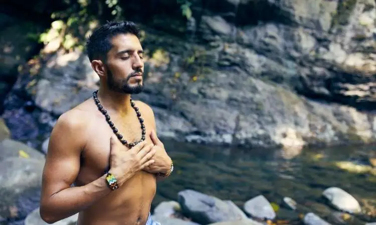 uomo ascolta il suo suono interno attraverso il suore