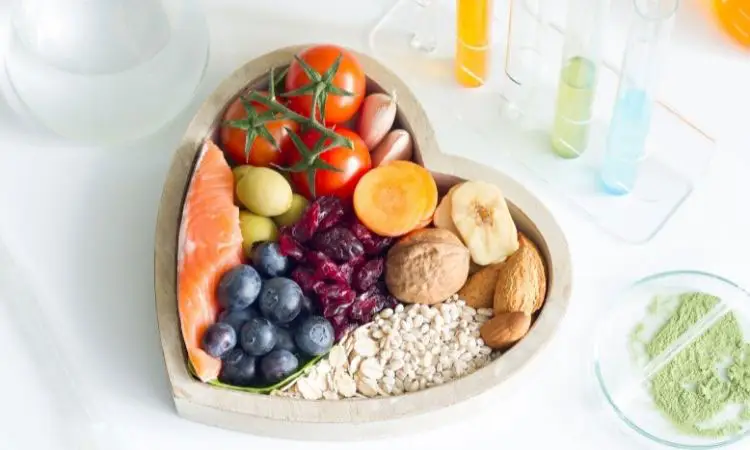 piatto a forma di cuore con cibo sano