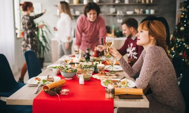 tavolata di cibo sano a natale