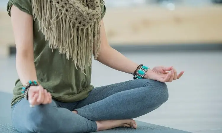 busto di una donna che si concentra mentre medita