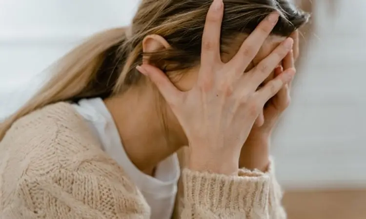 donna si prende la testa tra le mani