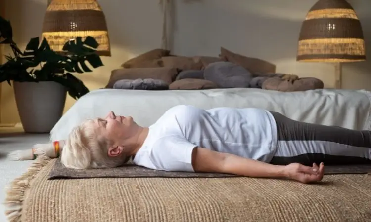 donna pratica yoga nidra