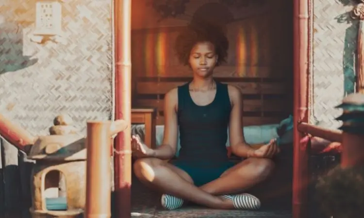 donna medita davanti a uno specchio