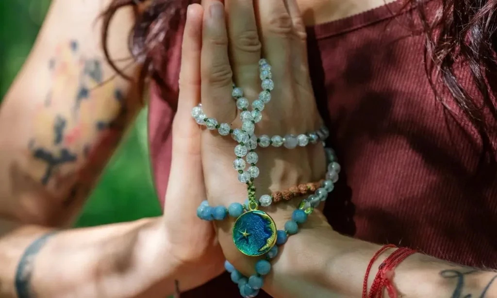 adolescente medita con un mala