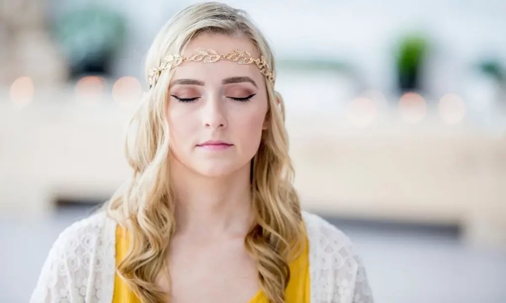 viso di ragazza con gli occhi chiusi che respira