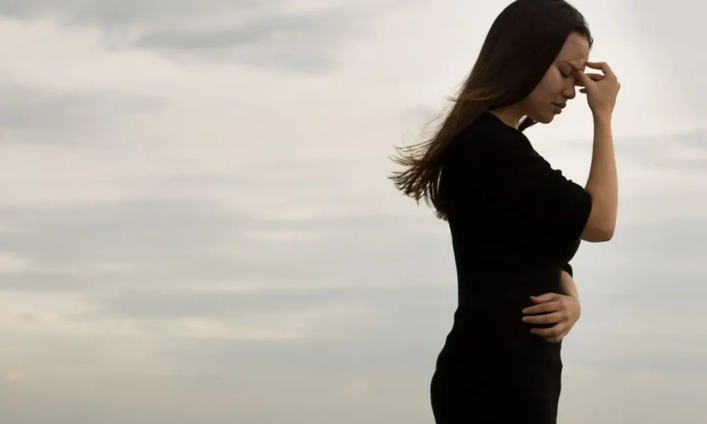 donna che si allontana