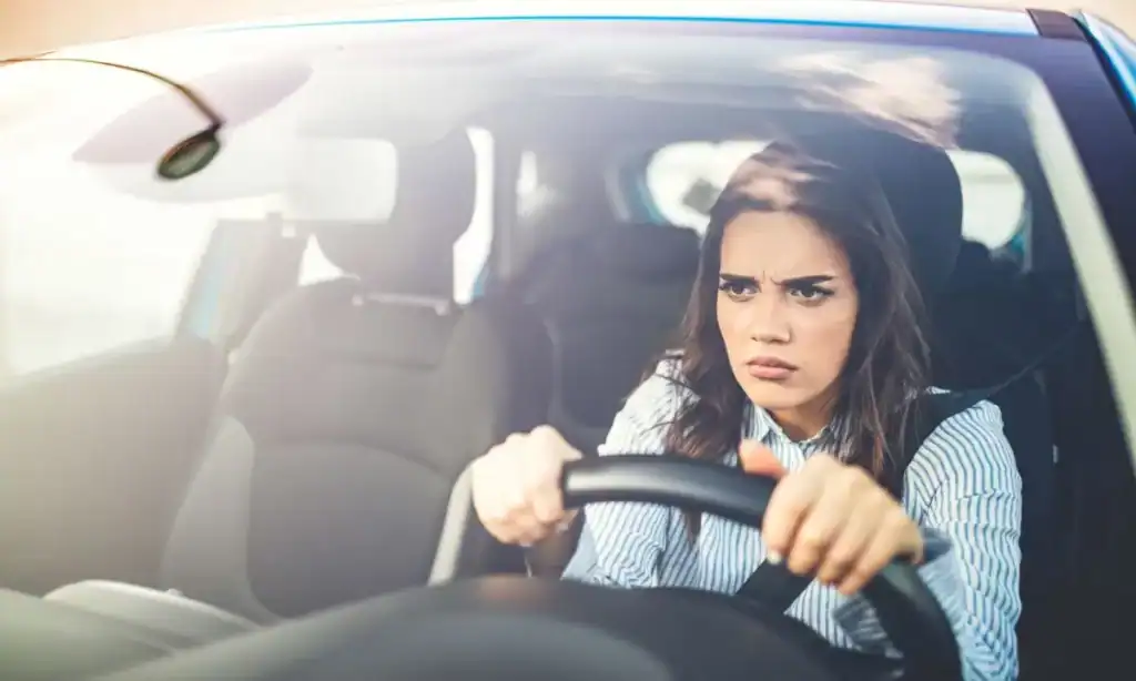 persona ferma nel traffico
