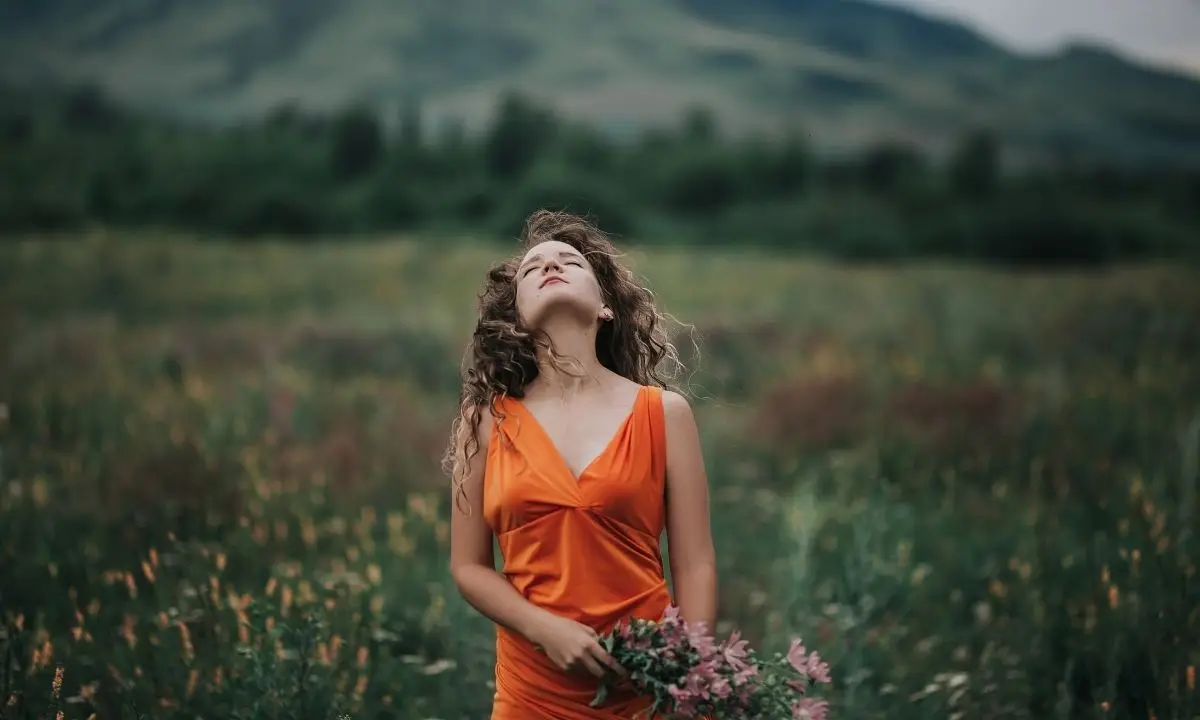 donna in un prato
