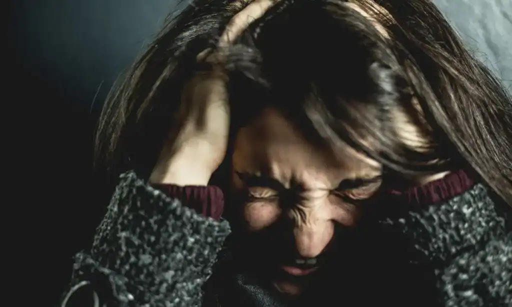 effetti della rabbia, persona si tiene la testa tra le mani