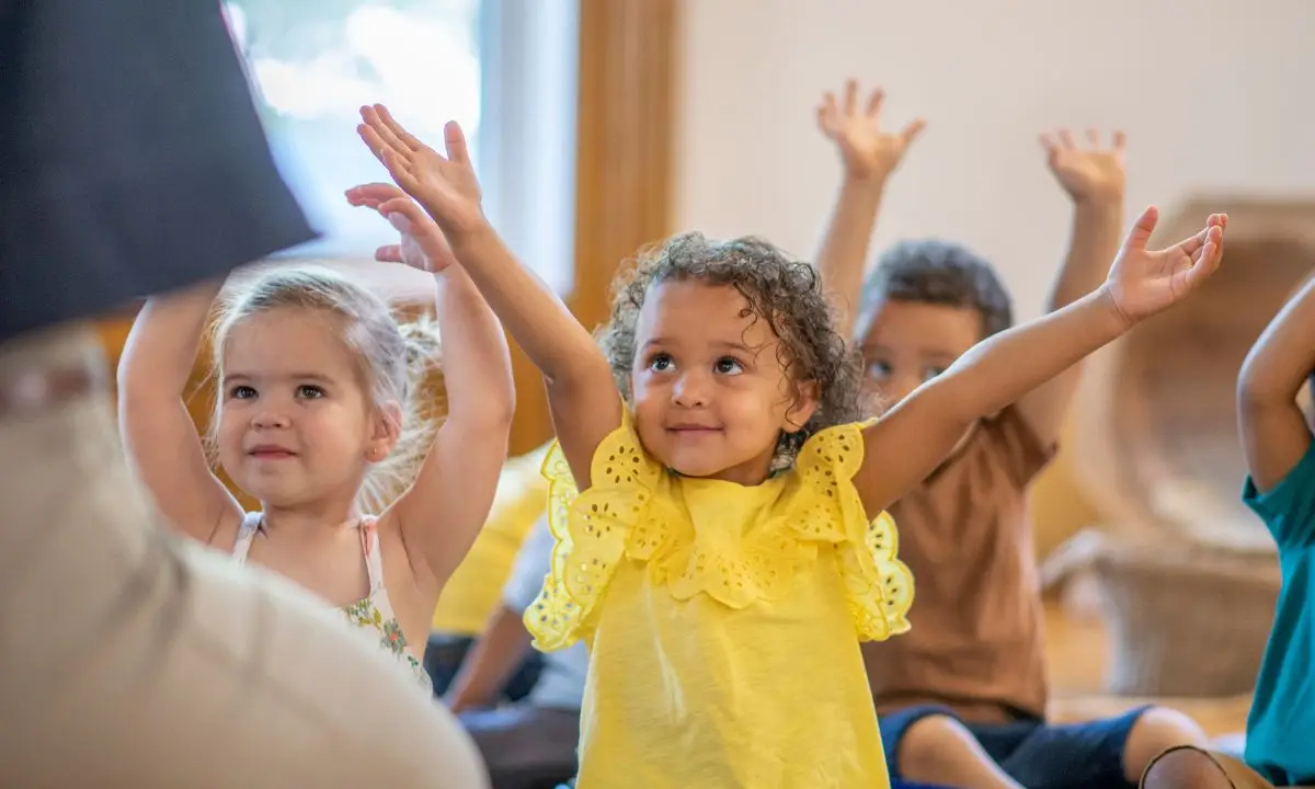 bambini in classe praticano mindfulness