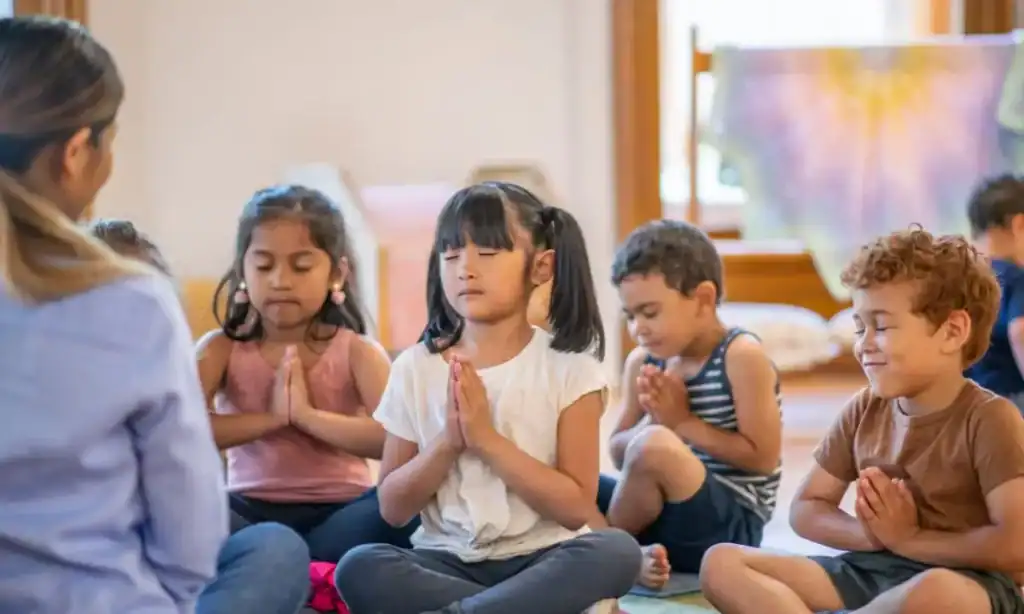 bambini meditano a scuola
