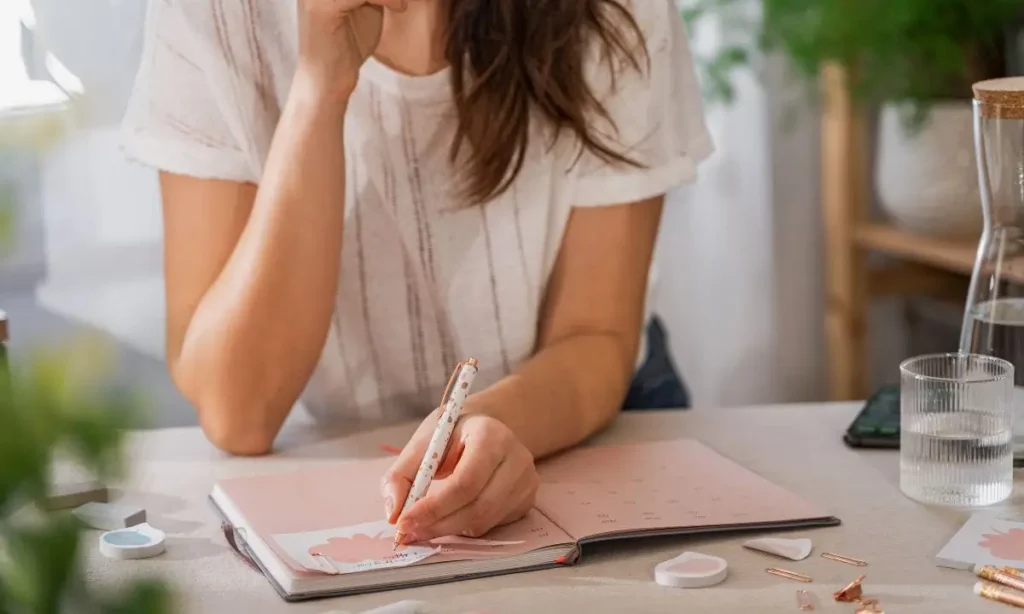 donna scrive su diario