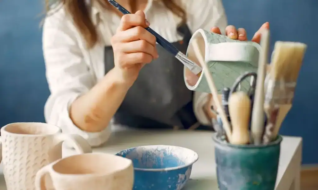 donna dipinge un vaso