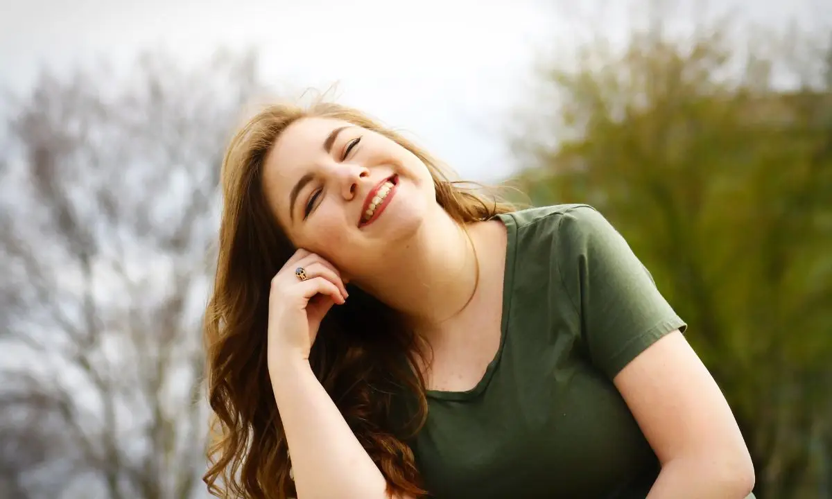 donna motivata sorride