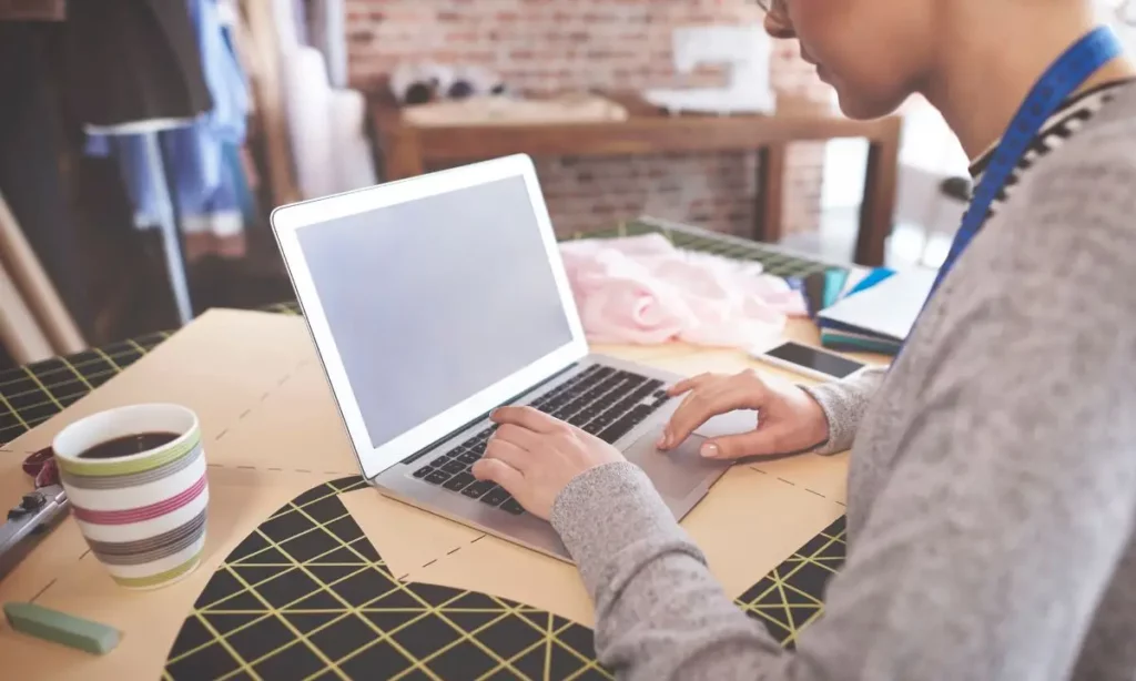 ricercatrice lavora al computer