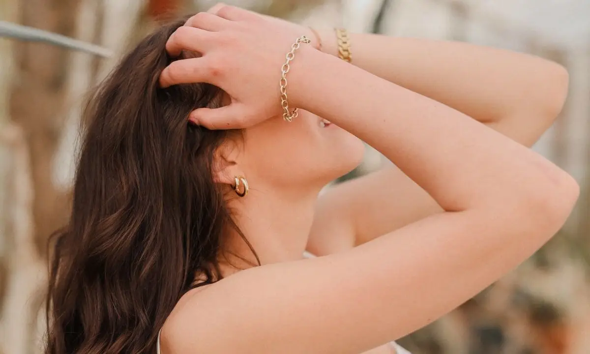 ragazza sorride guardando al cielo