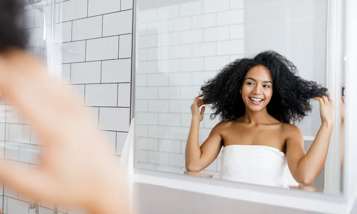 donna si guarda allo specchio