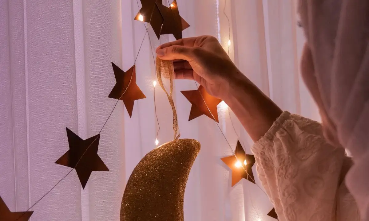 donna appende decorazioni