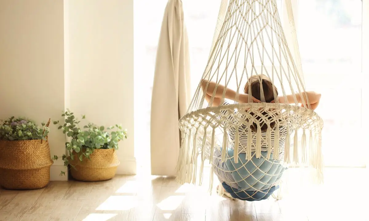 donna su amaca in casa