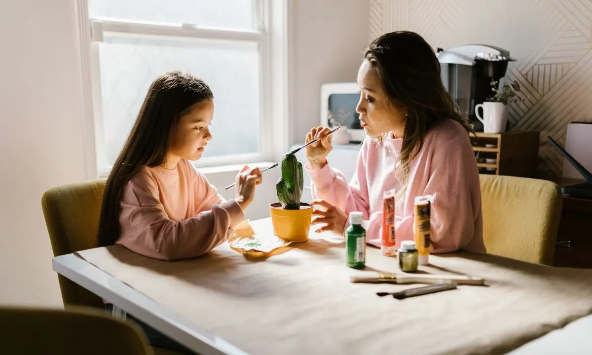 madre e figlia dipingono insieme