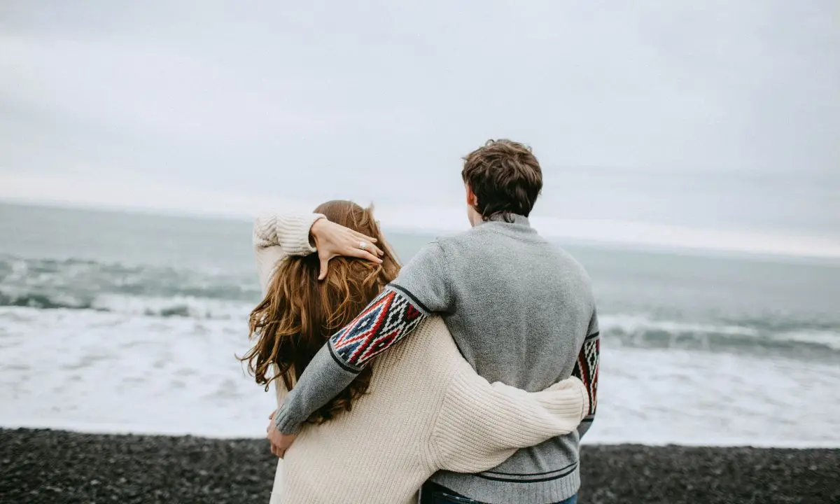 coppia di spalle guarda il mare