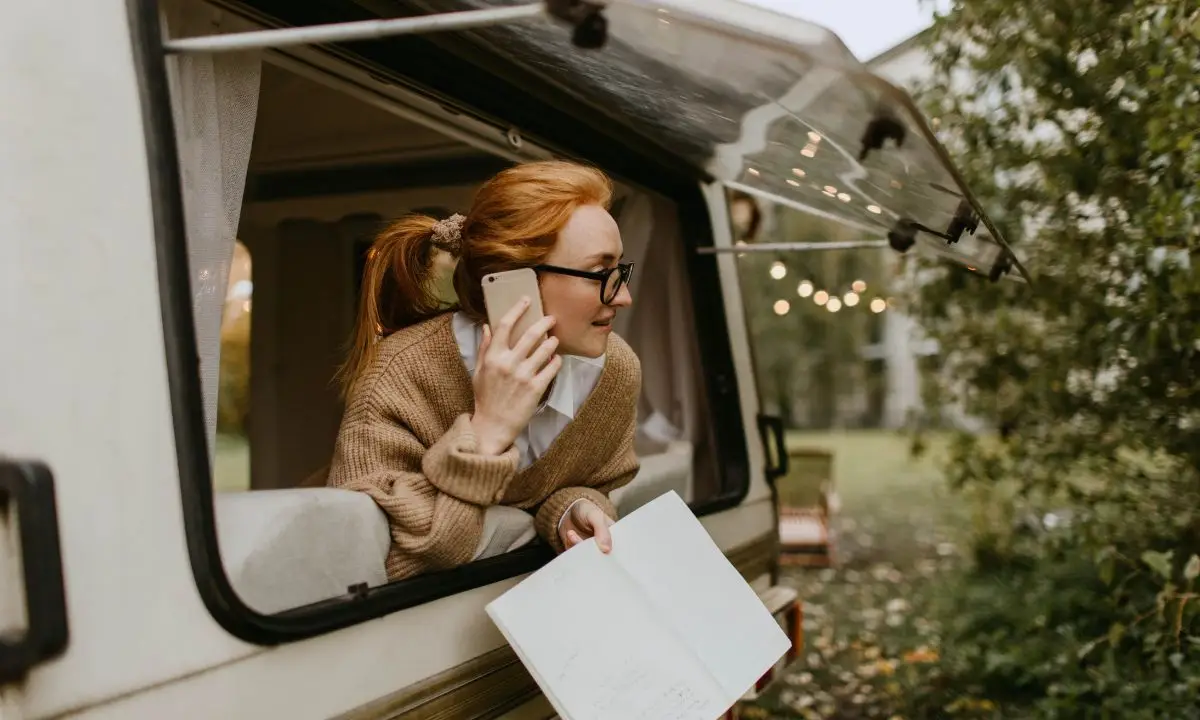 donna parla al telefono