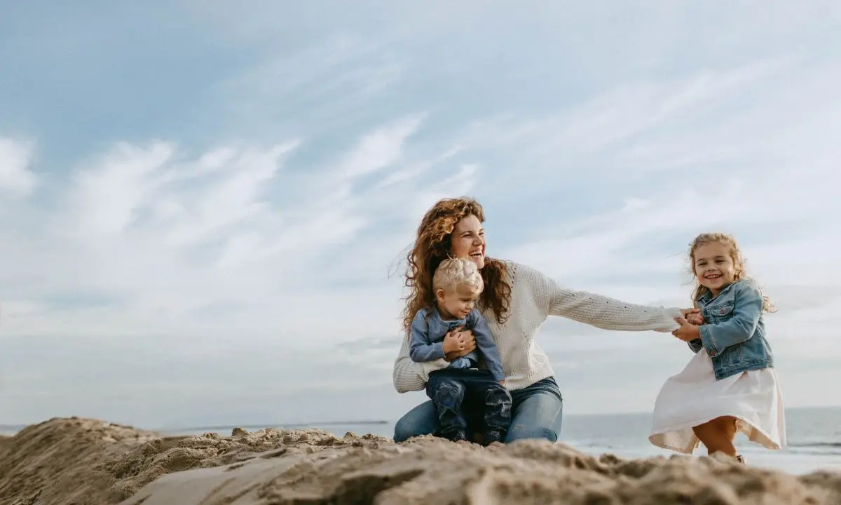 madre gioca con i suoi bambini