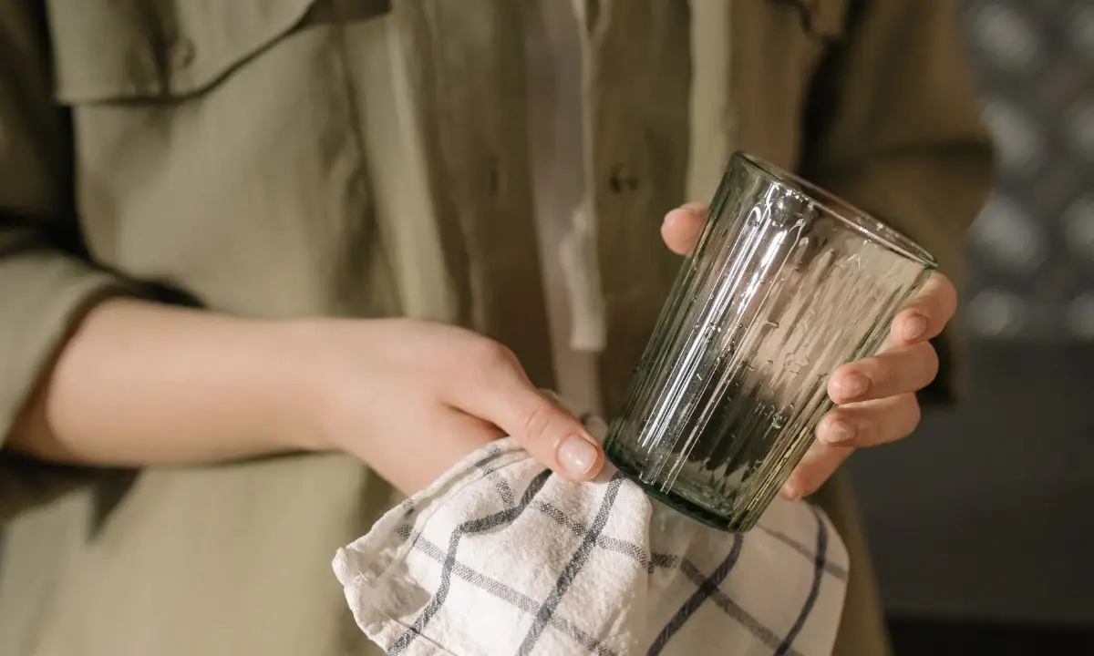 donna asciuga un bicchiere