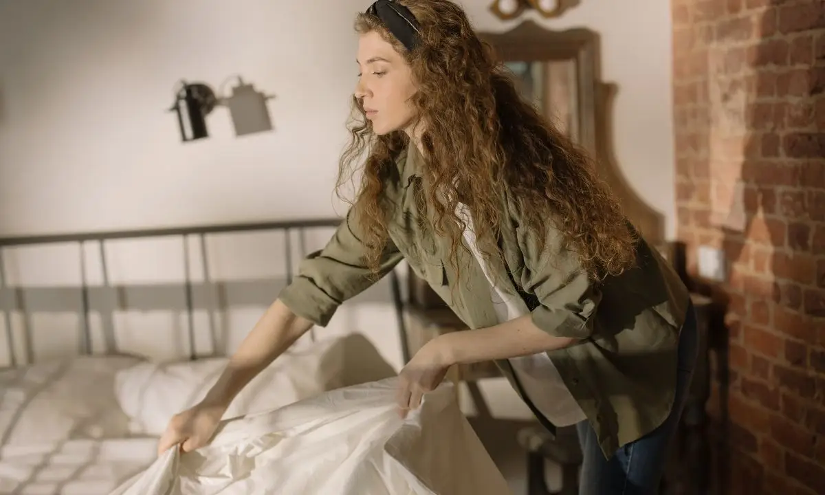 donna rifà il letto