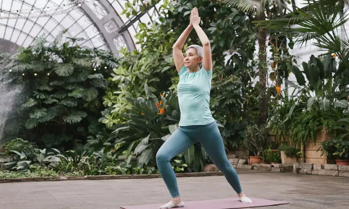 donna anziana pratica asana