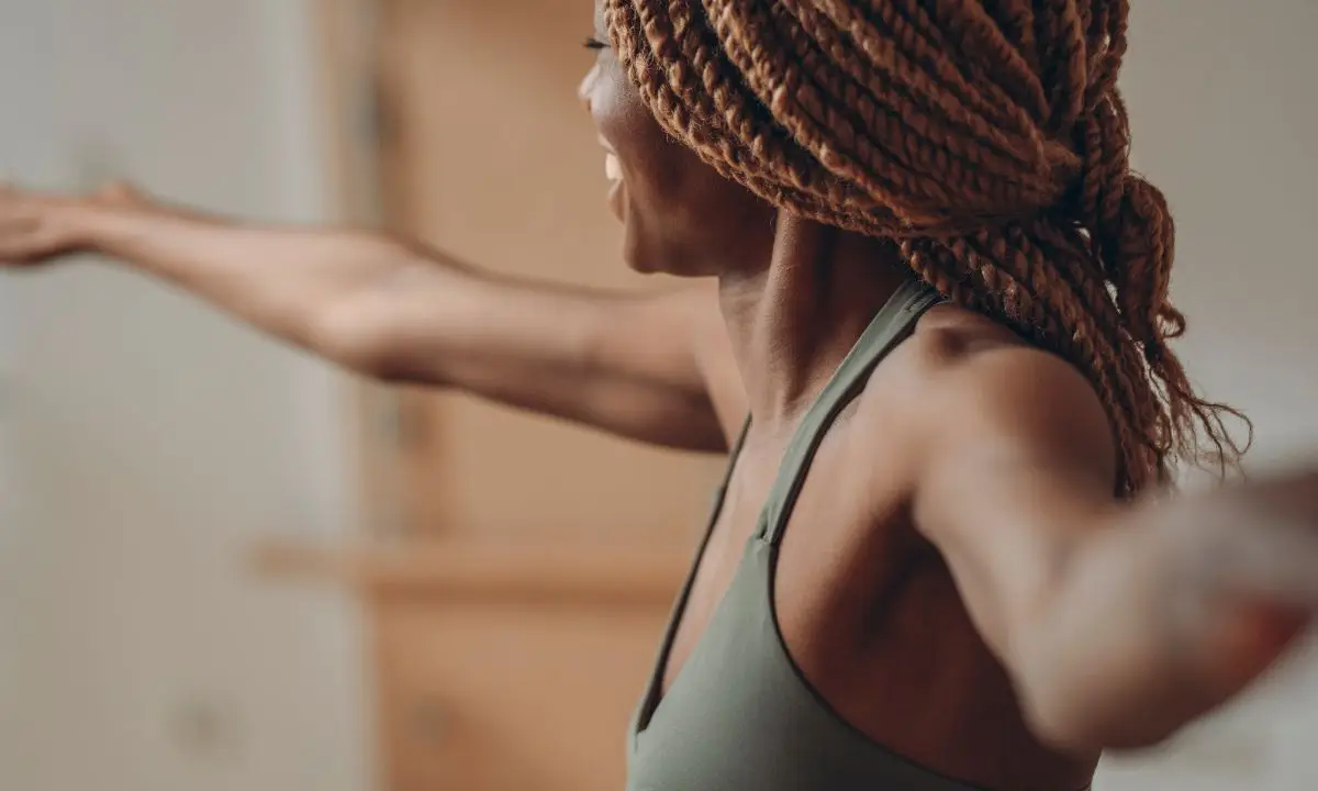 primo piano di una donna sorridente che pratica yoga