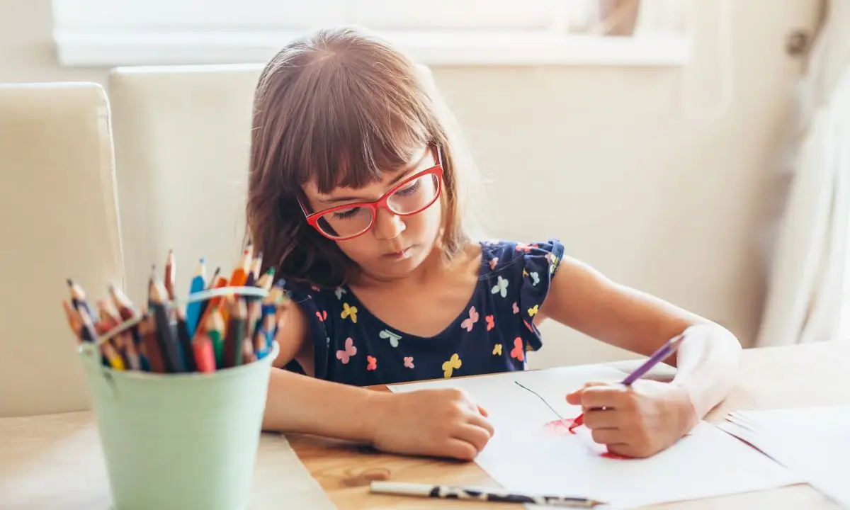 una bambina che disegna