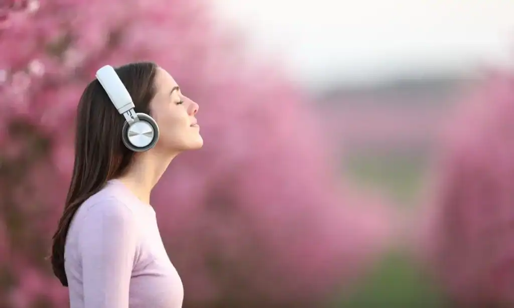 donna ascolta musica con le cuffie