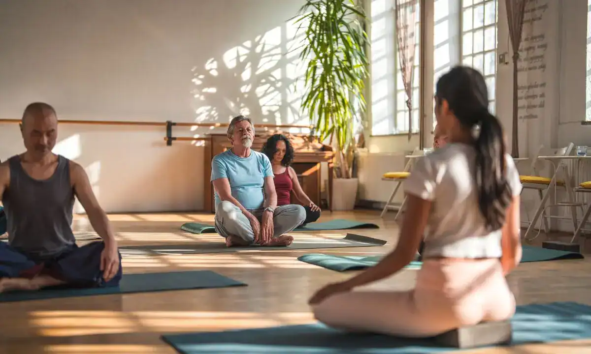 maestra di meditazione con allievi
