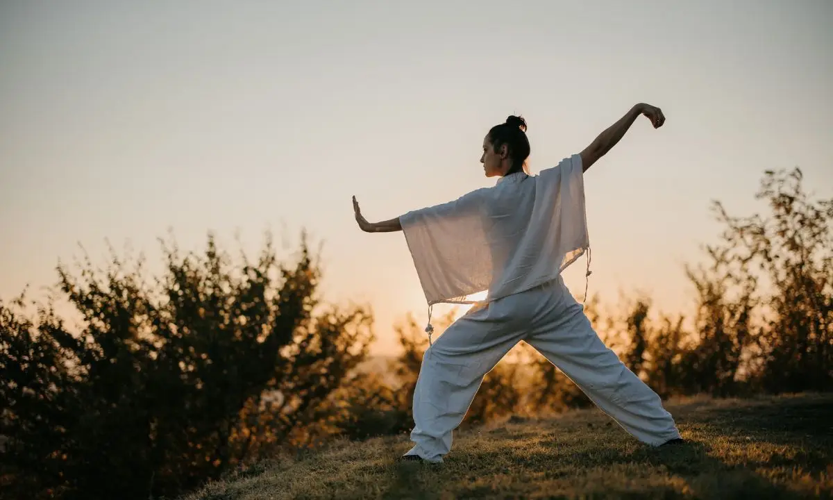 donna pratica tai chi al tramonto