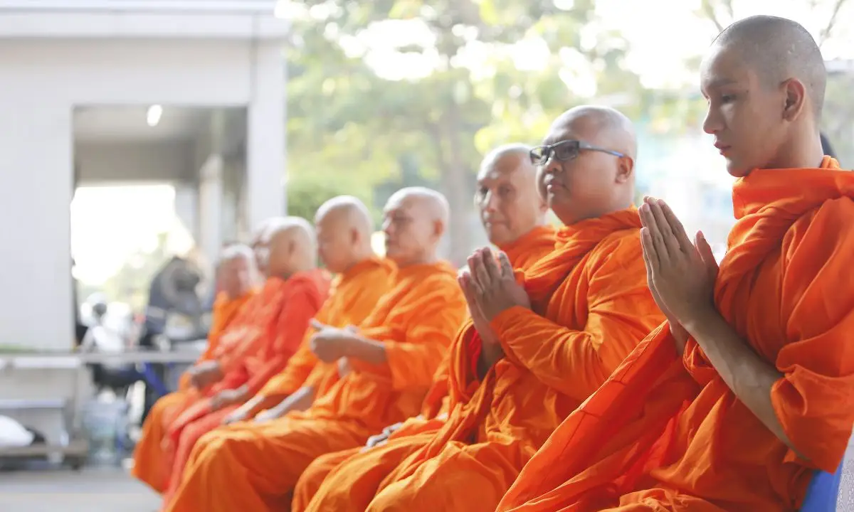 monaci tibetani in meditazione