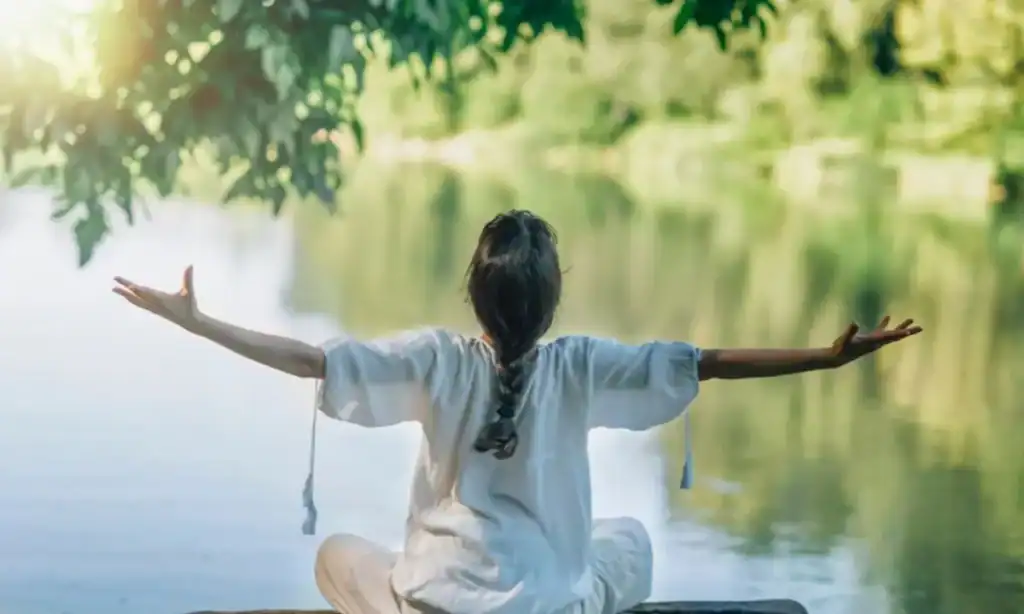 meditazione davanti a un lago