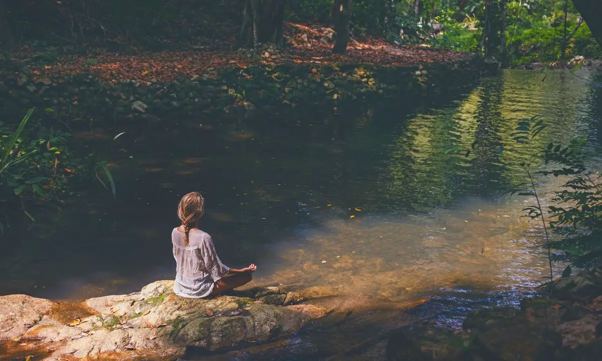 meditazione davanti a un ruscello